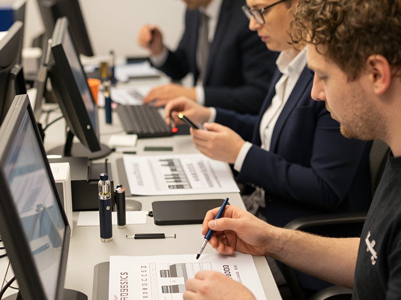 Команда специалистов ВитаПтек Спорт работает над созданием электронных сигарет бизнес-класса в офисе